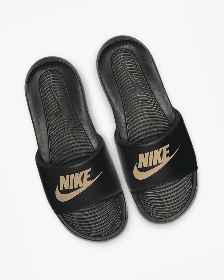 Sandalias de Diapositivas Nike Victori One Hombre Negras Metal Doradas | AR1118