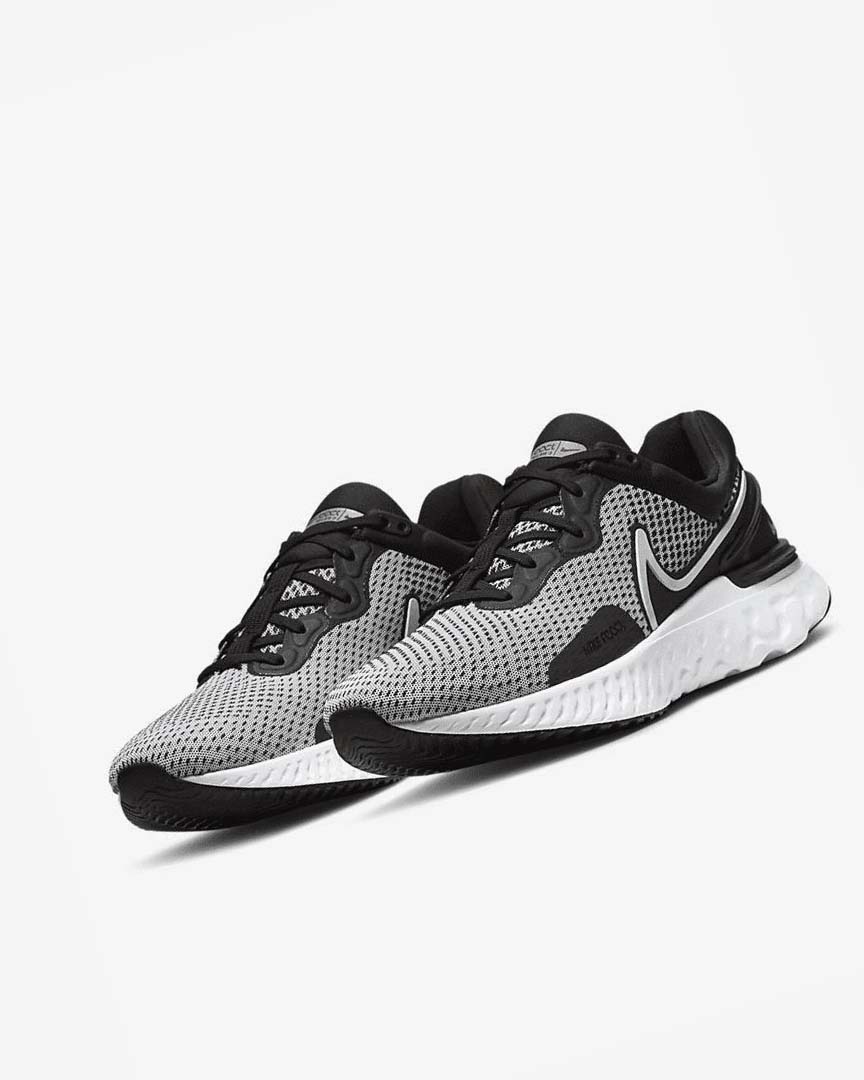 Zapatillas Running Nike React Miler 3 Hombre Blancas Negras Metal Plateadas Blancas | AR5023